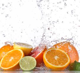 Diferentes cítricos, como naranjas, limones, limas y pomelos, cortados en trozos.